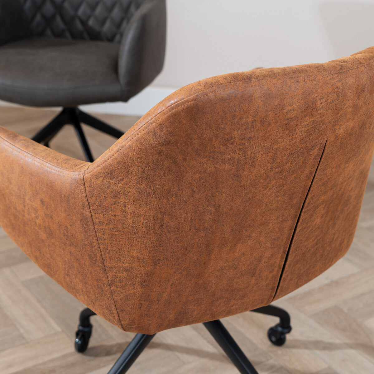 Eetkamerstoel met wieltjes Levi cognac eco-leer