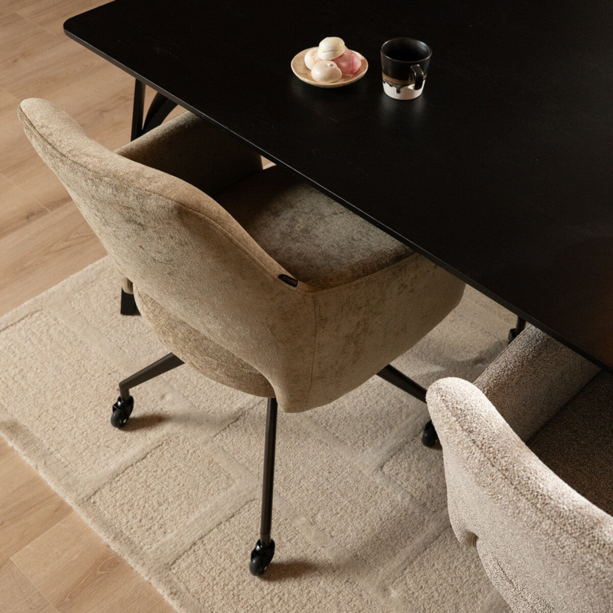 Eetkamerstoel met wieltjes Mexx velvet taupe