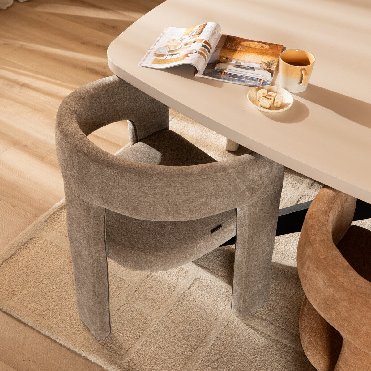 Scandinavische eetkamerstoel Bibi chenille taupe