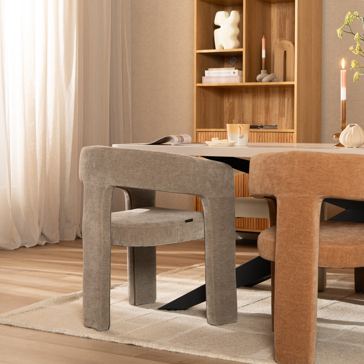Scandinavische eetkamerstoel Bibi chenille taupe