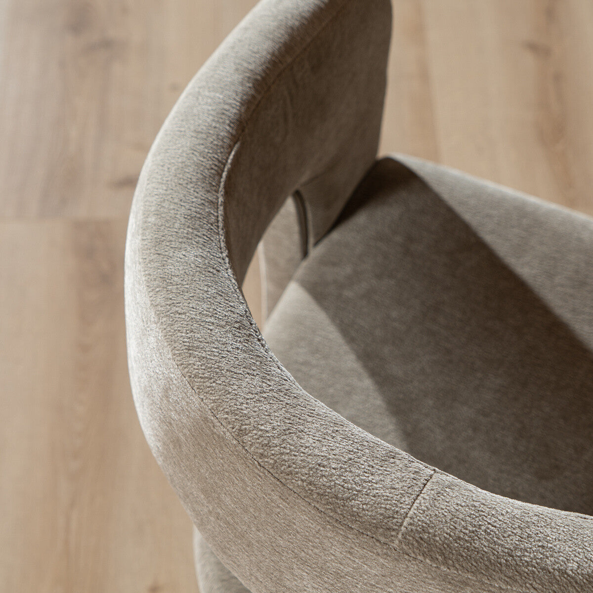 Scandinavische eetkamerstoel Bibi chenille taupe