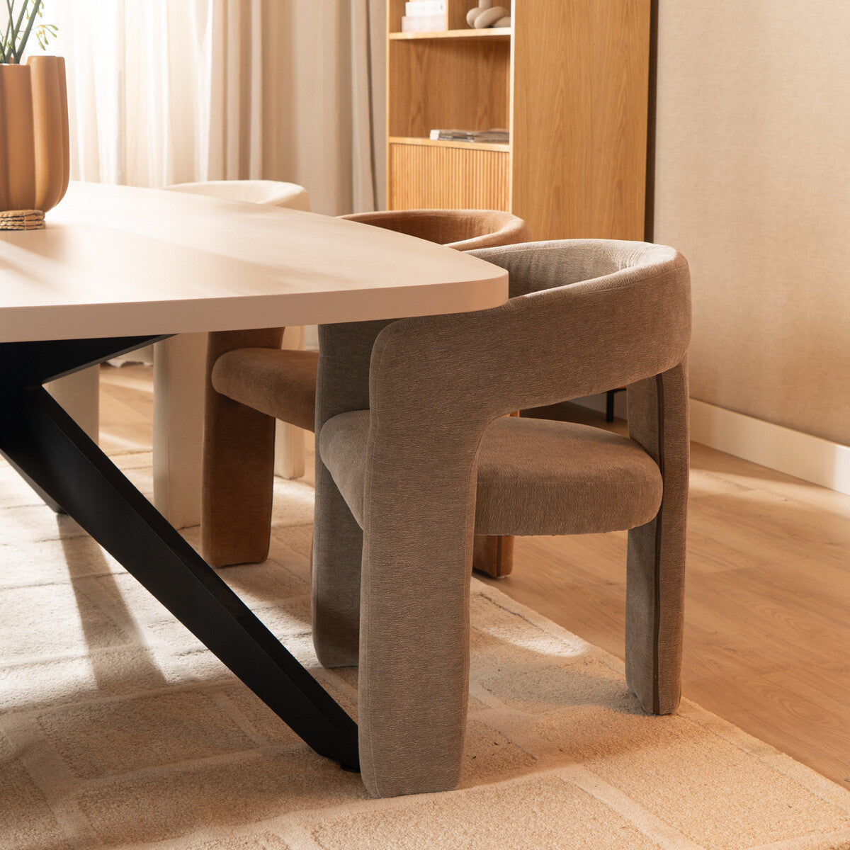 Scandinavische eetkamerstoel Bibi chenille taupe
