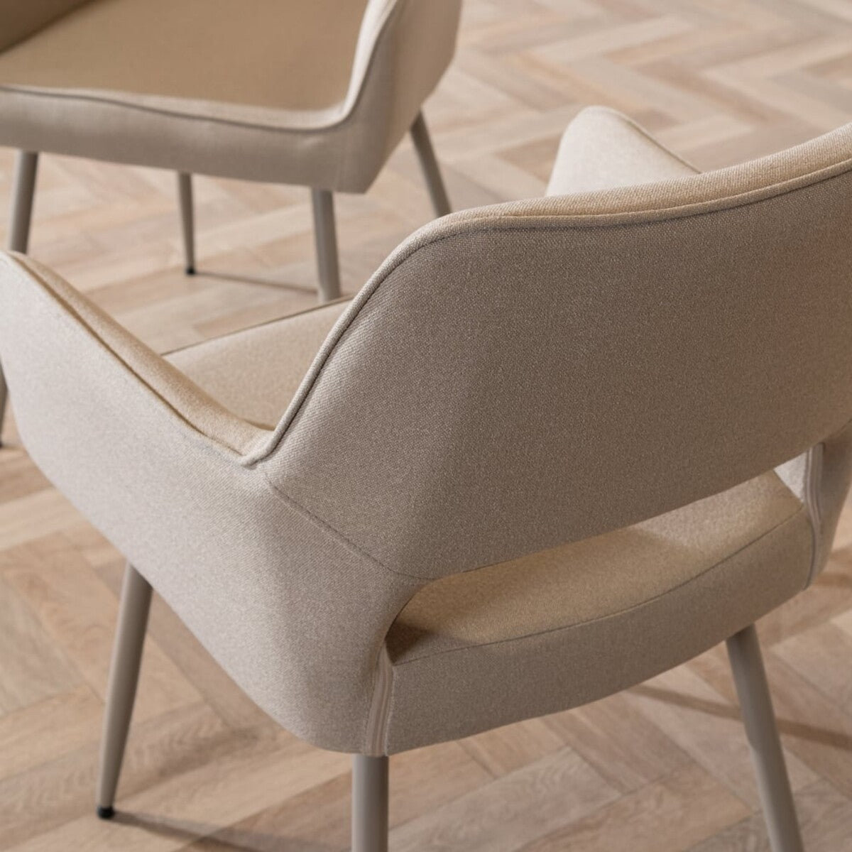 Scandinavische eetkamerstoel Olivia taupe gerecyclede stof