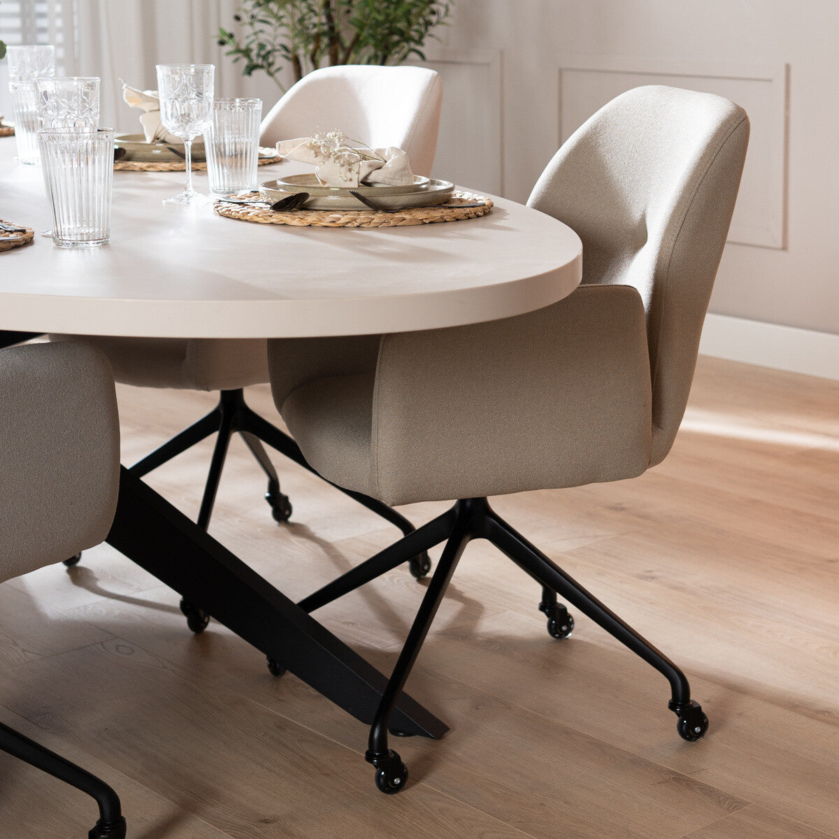 Scandinavische eetkamerstoel op wieltjes Runa gerecyclede stof taupe